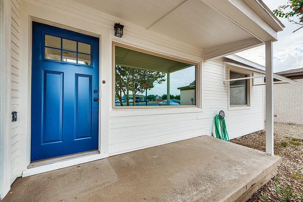 3 bed, 1.0 bath, 1140 sqft, $2,800 — Photo 2