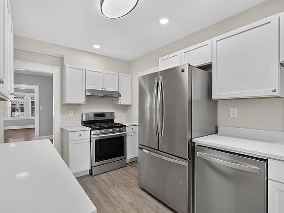 3rd image of 16 Glenrose Rd Floor 1