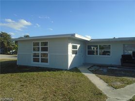 1994 Oak Dr, Fort Myers, FL