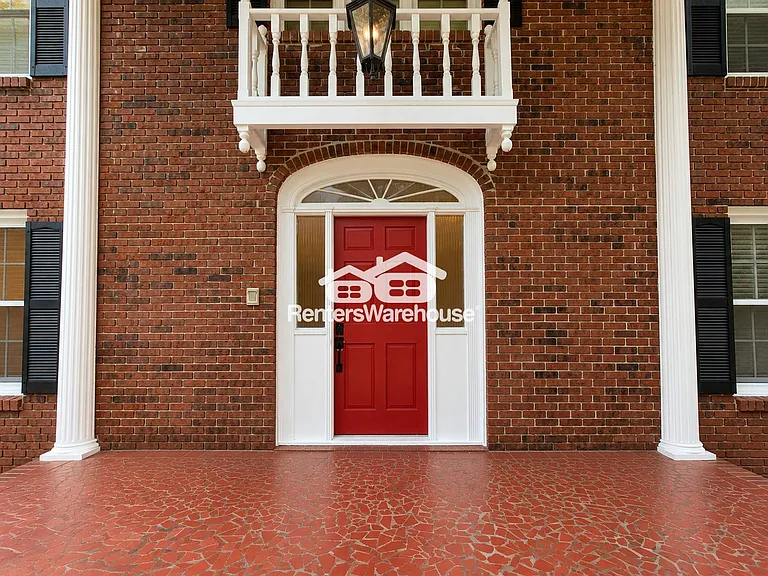 338 Travis St — Photo 2