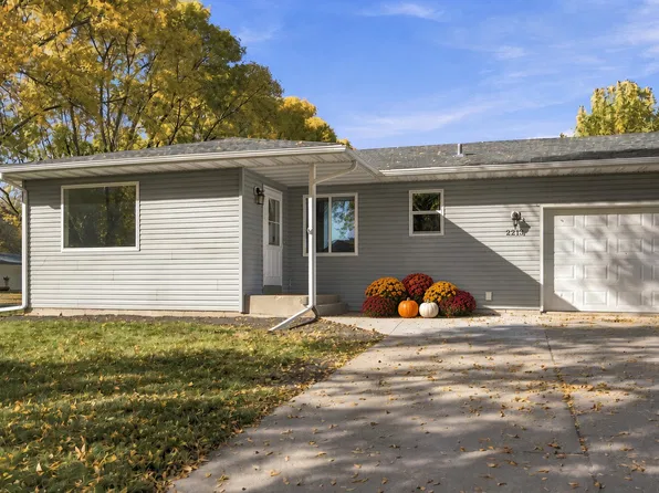 2215 15th St S, Fargo, ND 58103