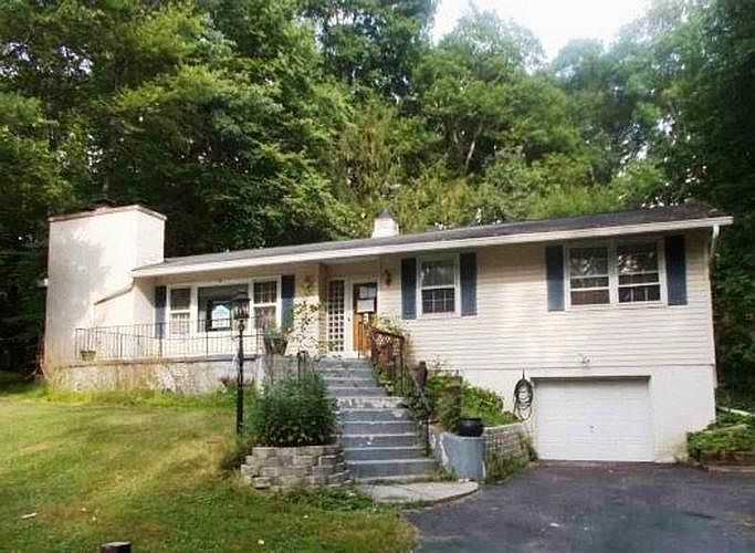 1st image of 19 E Brook Ln