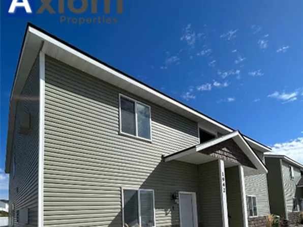 Beautiful 3 bedroom 1 bathroom apartment available now!