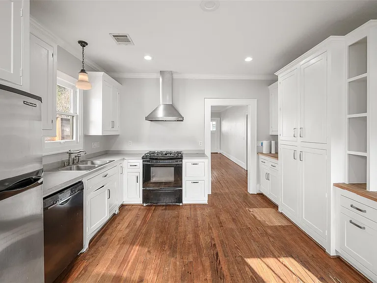 334 E 24th St — Photo 22