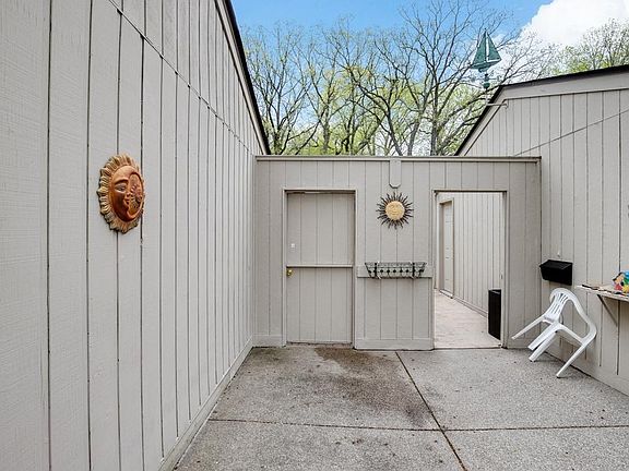 3rd image of 1603 Black Oaks Pl N