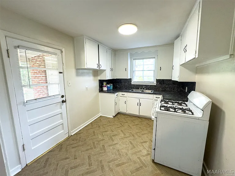 815 Perry Hill Rd — Photo 6