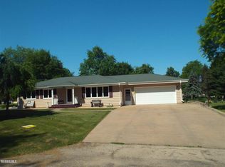 617 Park St, Warren, IL 61087