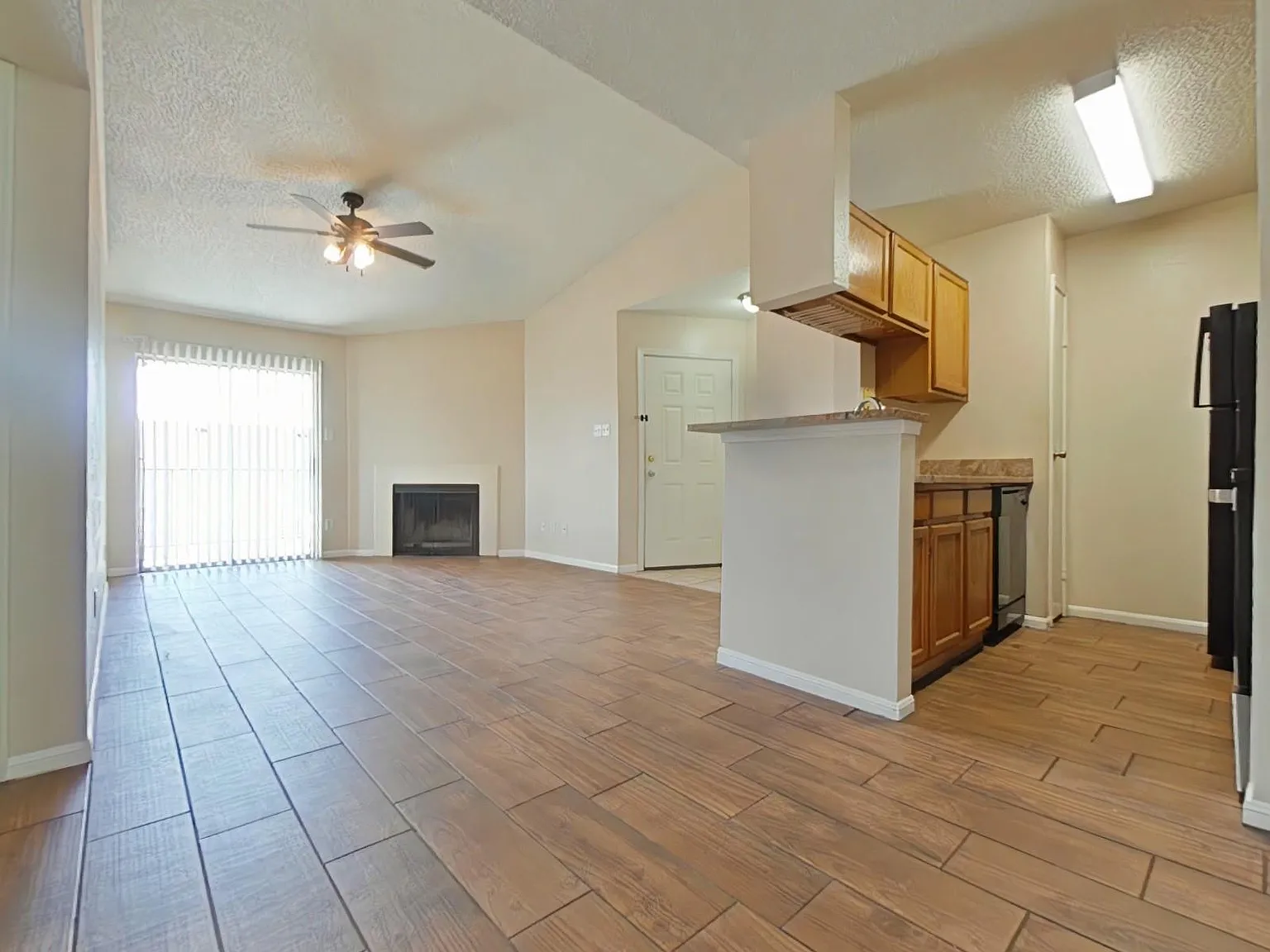 1 bed, 1.0 bath, 651 sqft, $1,000 — Photo 1