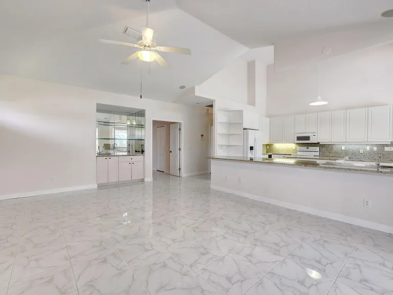 8028 Plantation Lakes Dr — Photo 12