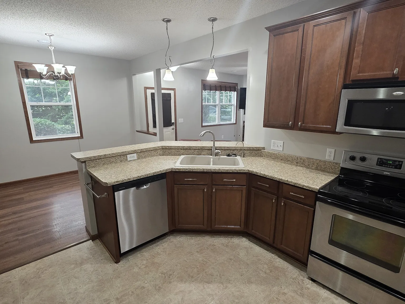 3 bed, 1483 sqft, $2,300 — Photo 2