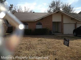 1032 NW 23rd St, Moore, OK 73160