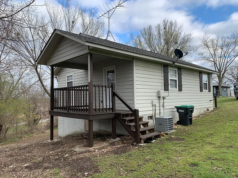 904 Sheryl St — Photo 16