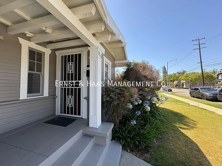 926 Newport Ave — Photo 2