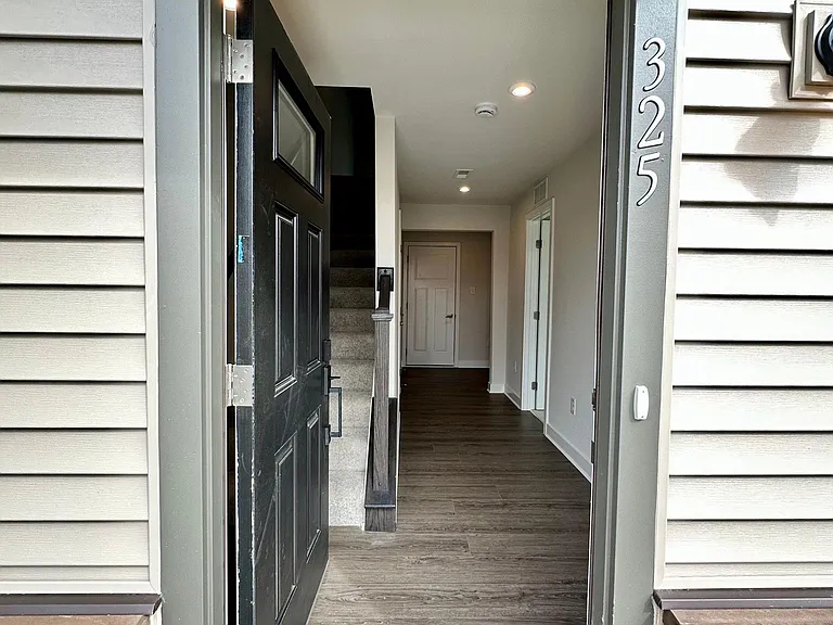 325 E Cochran St — Photo 5