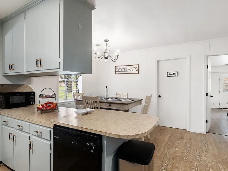 1406 Russell Ave — Photo 9