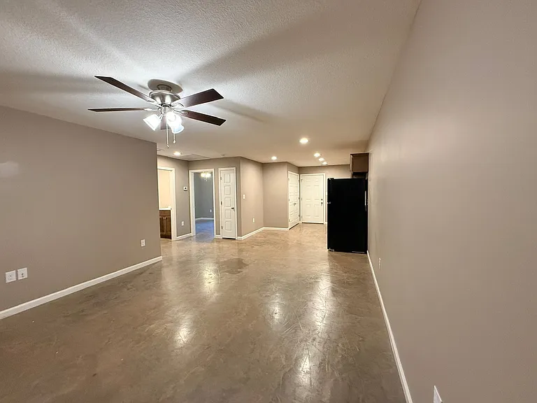 907 Thomas St #B — Photo 3