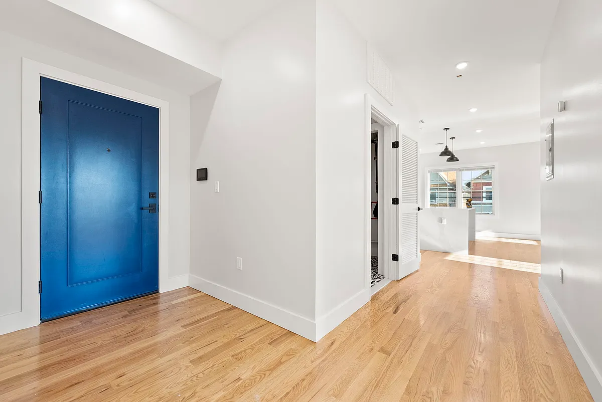 Apt Entrance - 1001 Roselle St #3L