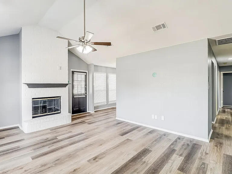 222 Hollywood Dr — Photo 3