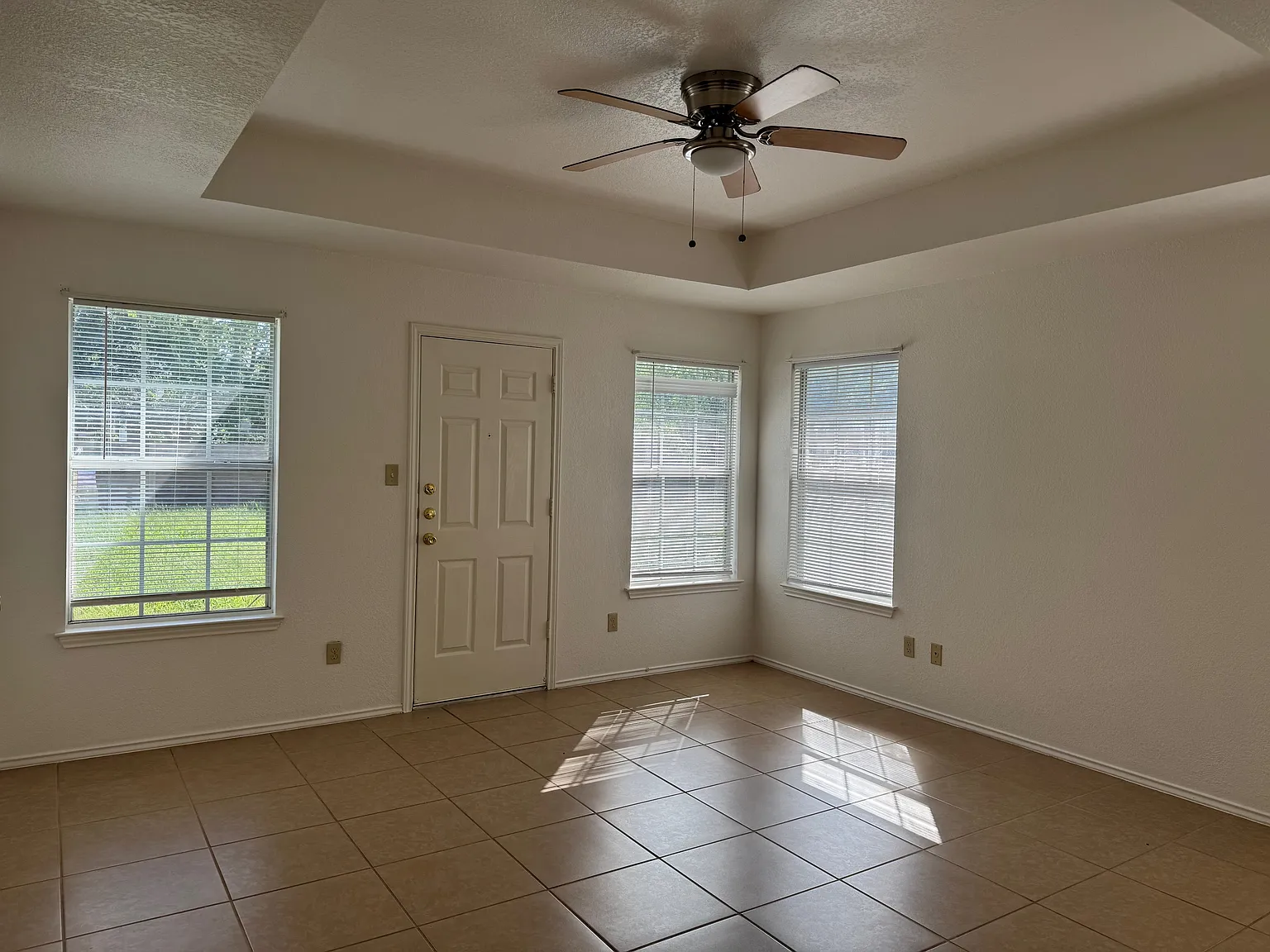 3 bed, 1576 sqft, $1,750 — Photo 4