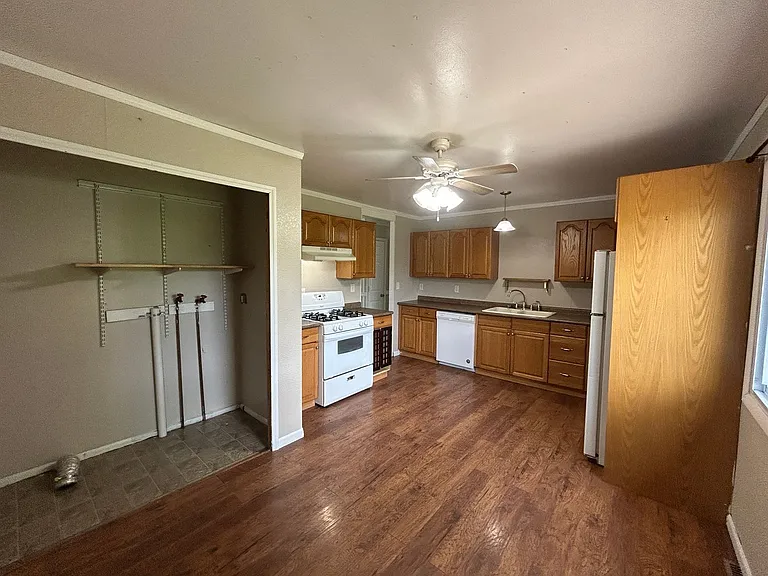 210 8th St E — Photo 6