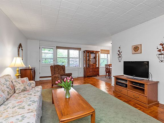 5th image of 125 Main St APT 1D