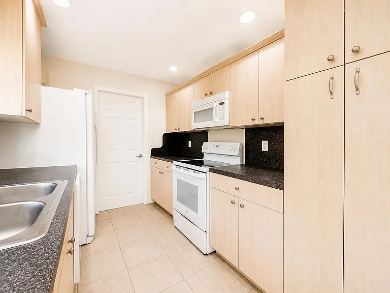 2822 SW Giralda St — Photo 9