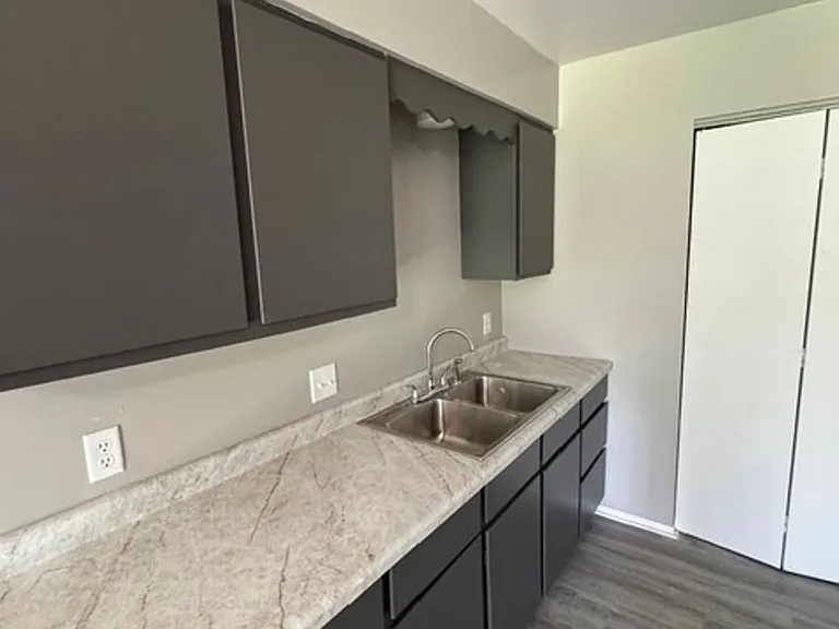 307 N Prairieview Rd — Photo 14