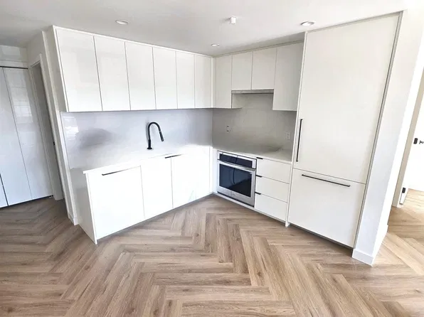 599 Dansey Ave #202, Coquitlam, BC V3K 0J5