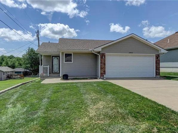 2802 Easton St, Harrisonville, MO 64701