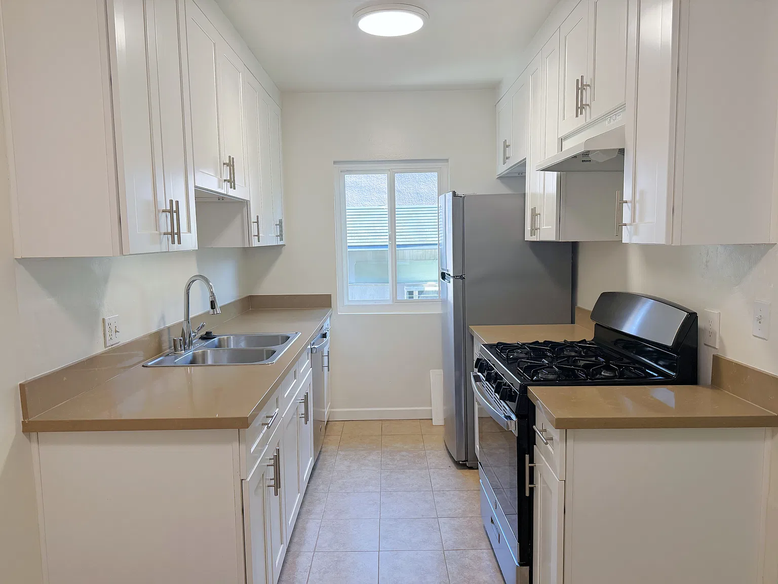 2 bed, 1000 sqft, $2,300 — Photo 3