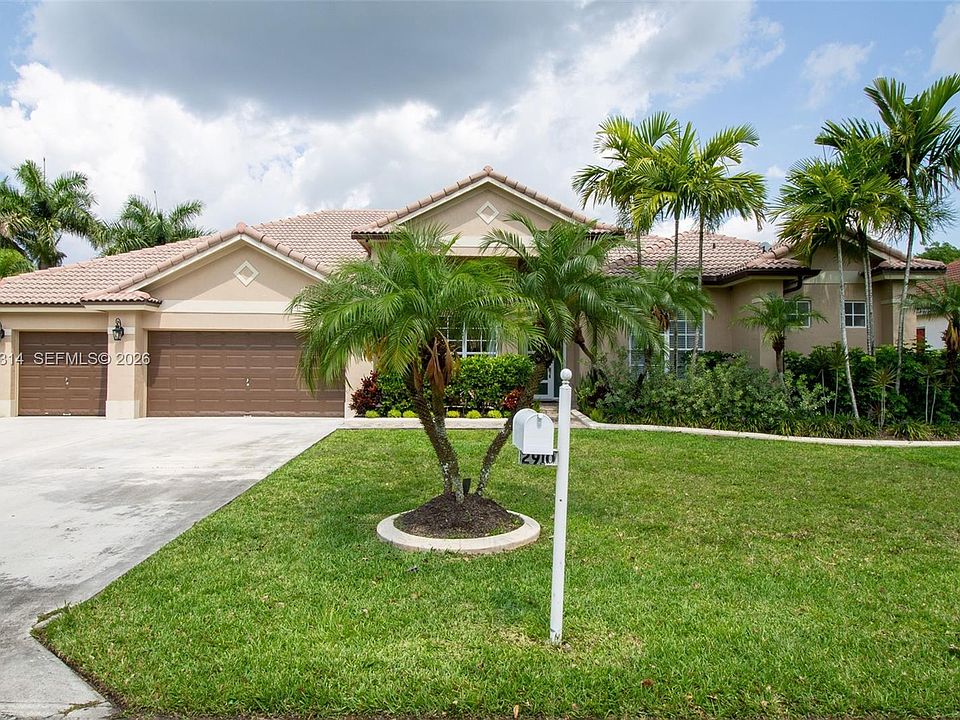 1st image of 2910 Fairways Dr