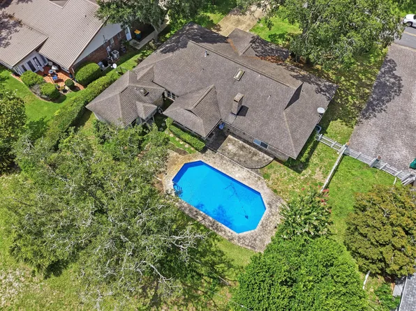 85 Lake Lorraine Cir, Shalimar, FL 32579