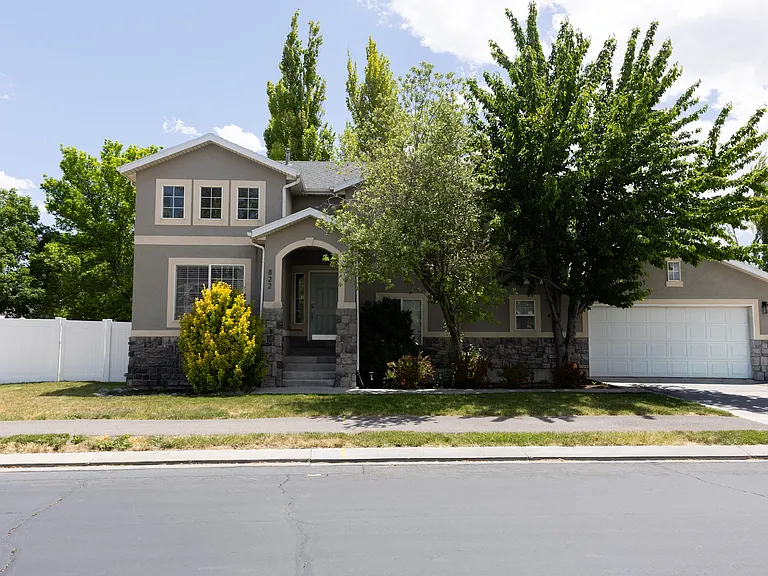 822 S Saratoga Dr — Photo 1
