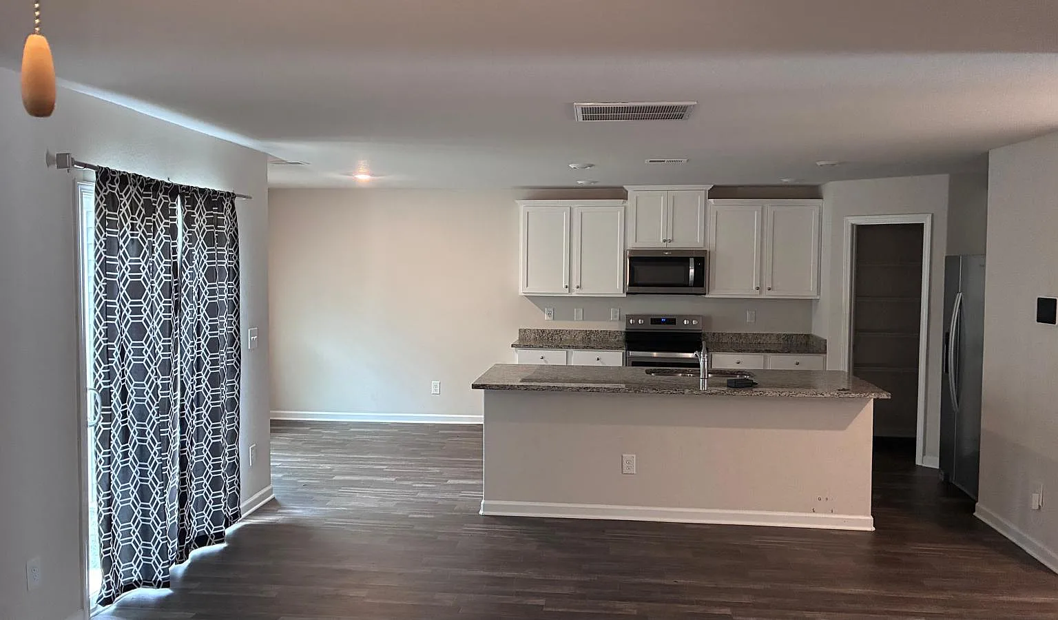 4 bed, 2368 sqft, $2,125 — Photo 3