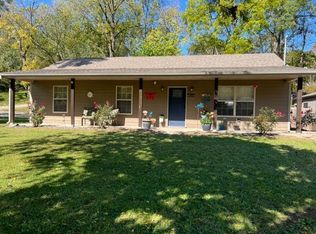 225 W Main St, Crane, MO 65633