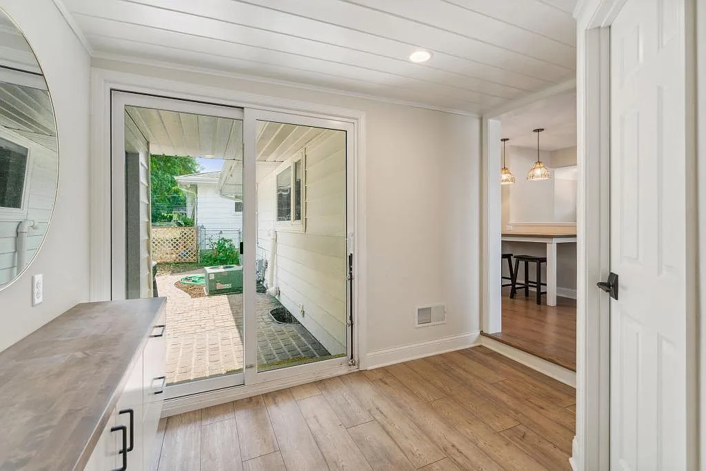 4 bed, 2.0 bath, 2410 sqft, $3,795 — Photo 4