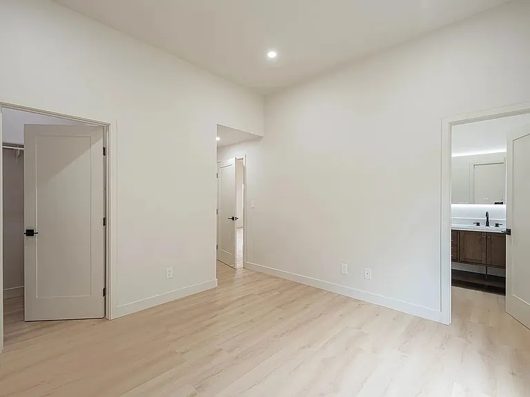 987 Harcourt Ave — Photo 17