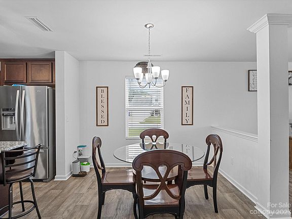 4th image of 27 Amberly Cir