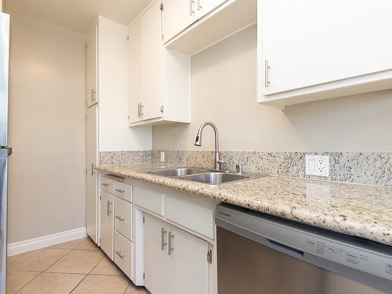 1724 Butler Ave #6 — Photo 5