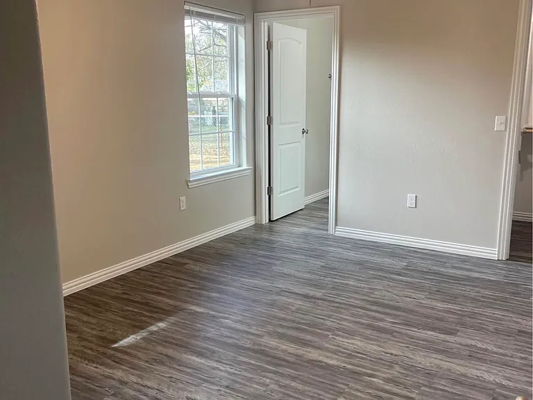 1309 W Texas St — Photo 5