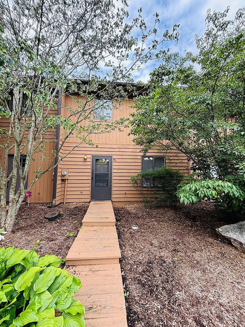 3 Bedroom 2.5 Bath Townhouse — Photo 2