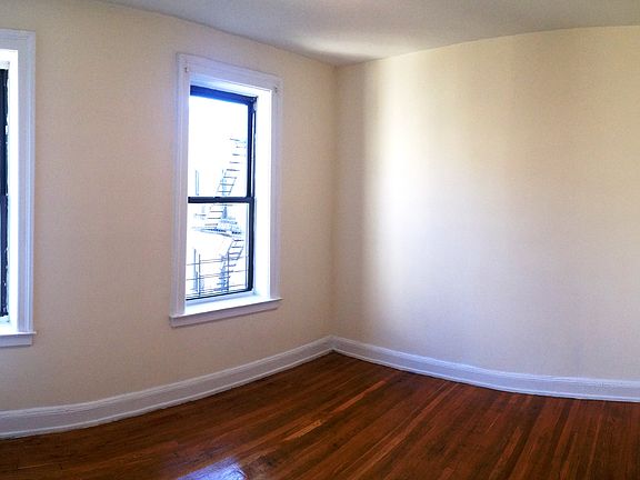 3rd image of 3805 Crescent St APT 5I