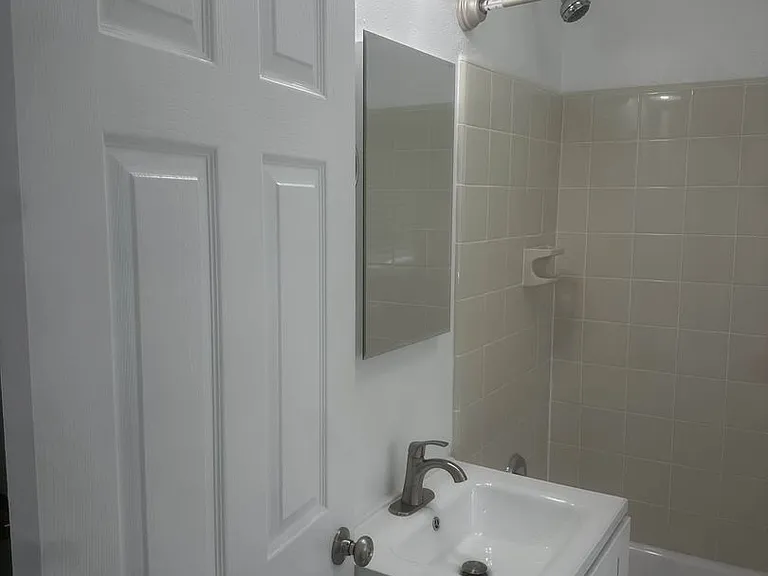 28th St Apartments — Photo 15