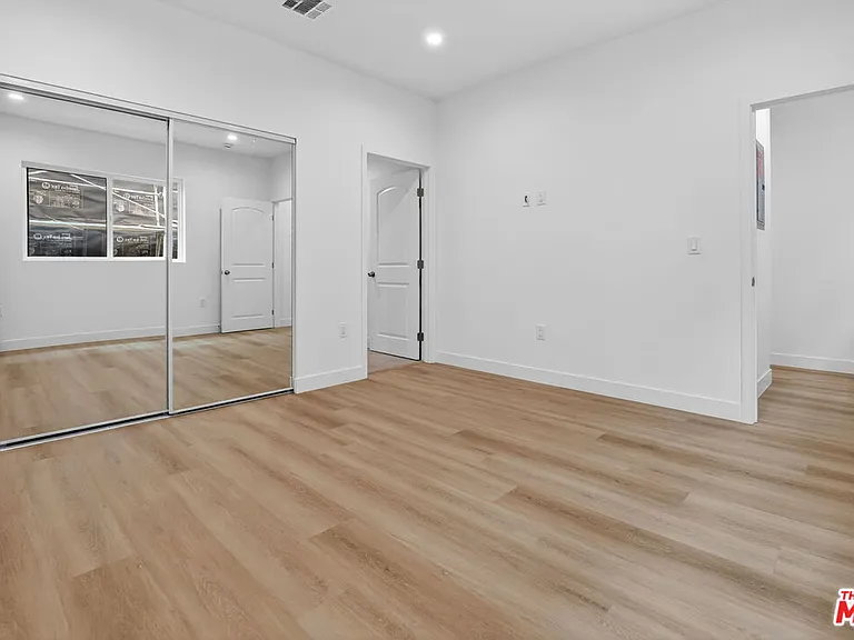 11444 Oxnard St #1/2 — Photo 45