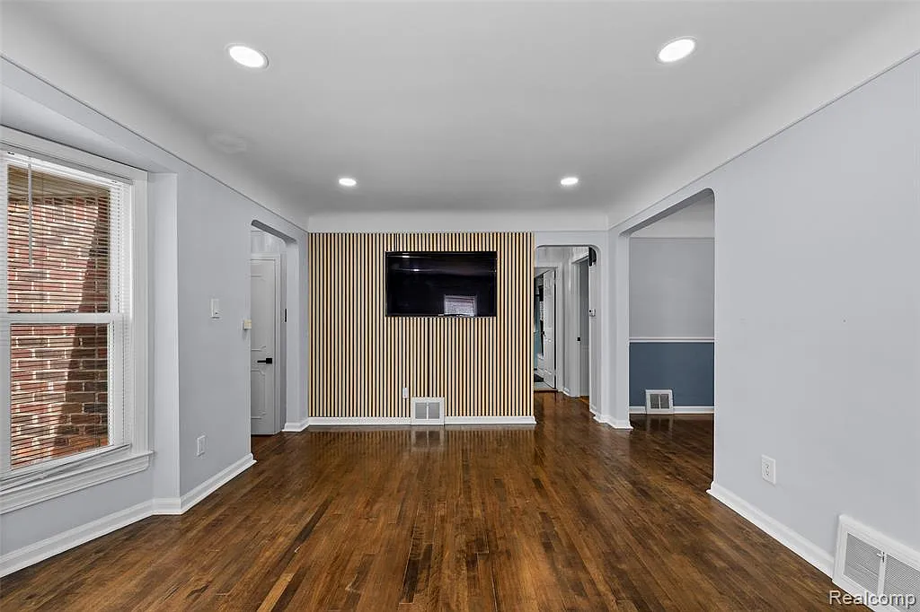 3 bed, 1.0 bath, 2114 sqft, $2,200 — Photo 4