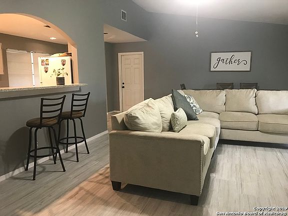 5th image of 1103 Oakcrest Dr