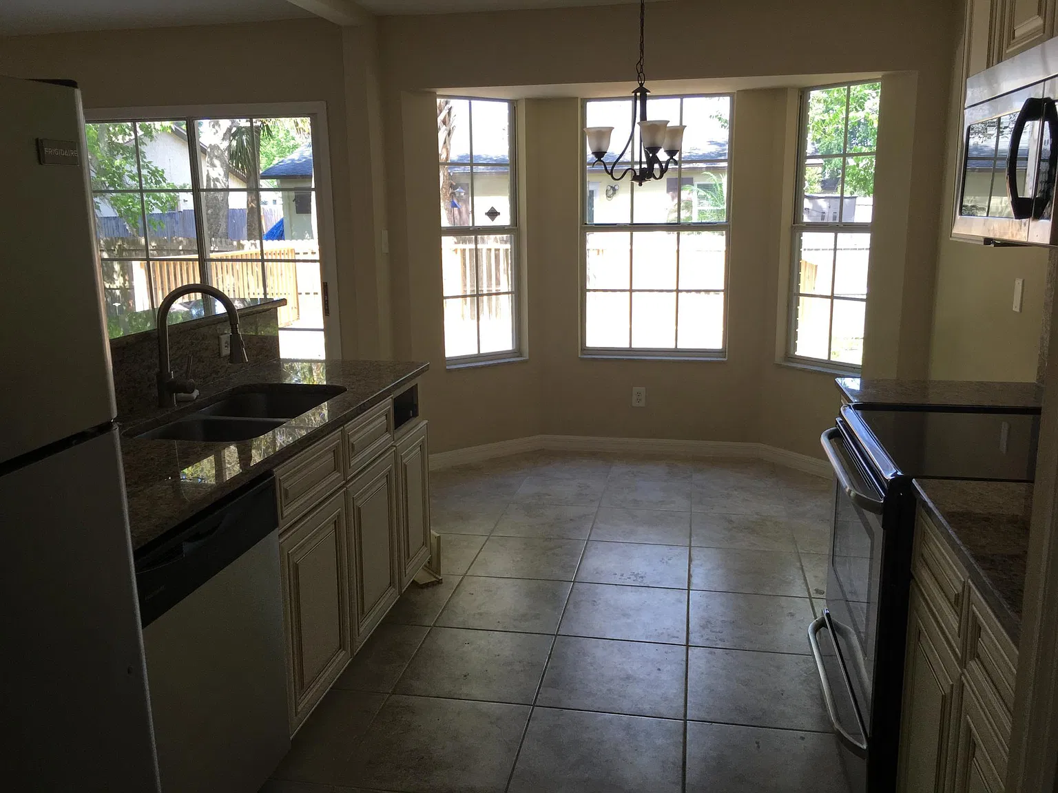 3 bed, 2.5 bath, 1607 sqft, $2,400 — Photo 4