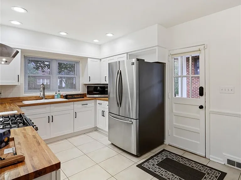 961 E Rock Springs Rd NE — Photo 17