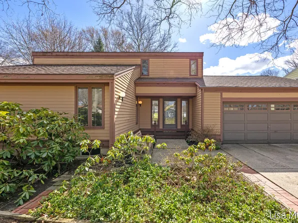 1810 Southampton Dr SE, Grand Rapids, MI 49508