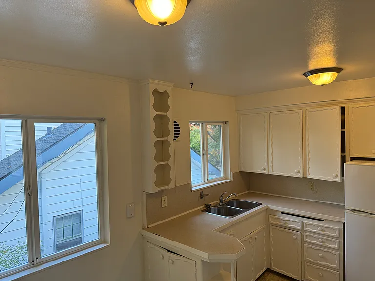 3674 SE Center St #3 — Photo 3